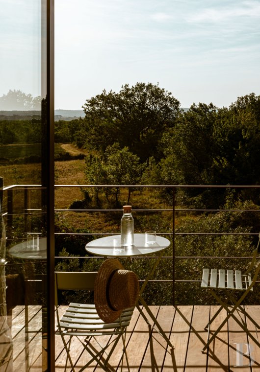 Dans le Gard, en bordure de l’Ardèche, un ancien mas restauré au milieu des oliviers, des vignes et des lavandes - photo  n°6